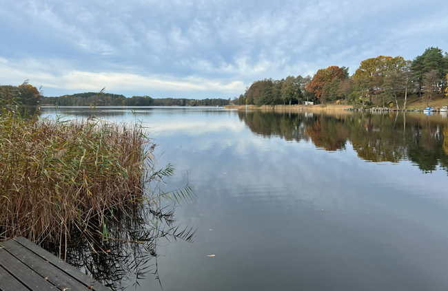 Bungalow Kleinzerlang mit Seeblick im Herbst